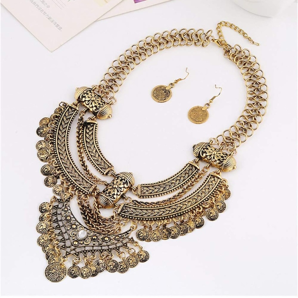 Earring and necklace set